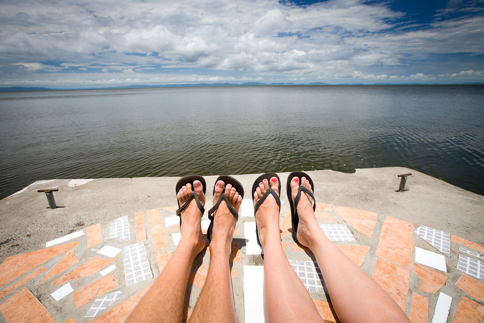 Путешествующие ноги. Ноги в море. Ноги на пляже. Море ноги пляж. Ноги на фоне пляжа.